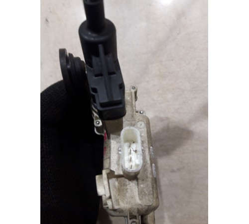 Доводчик двери (передний правый)