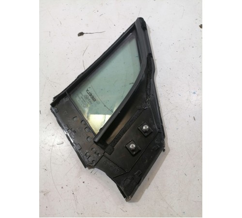 Форточка двери передняя правая