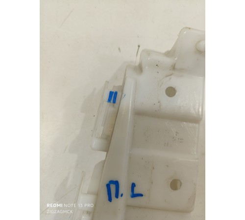 Кронштейн фары левый