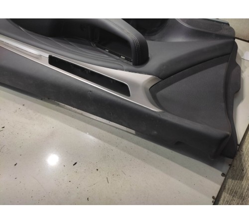 Обшивка двери (передняя, правая)