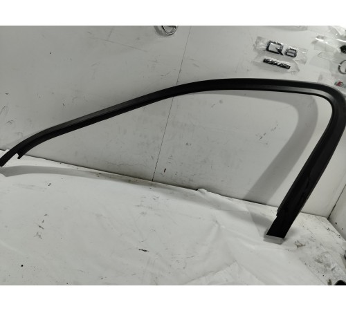 Накладка рамки двери (передняя правая)