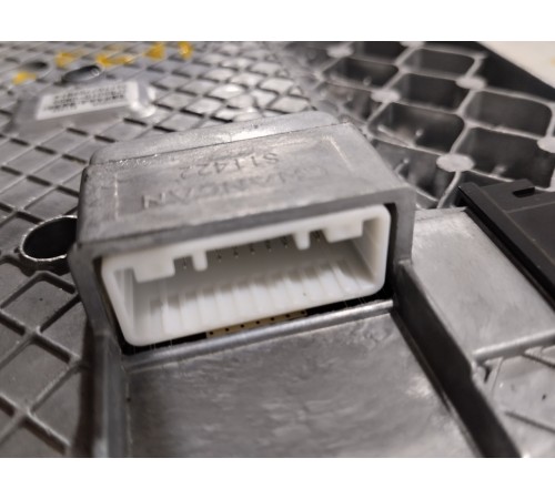 Плафон внутреннего освещения салона передний