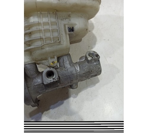 Главный тормозной цилиндр с бачком