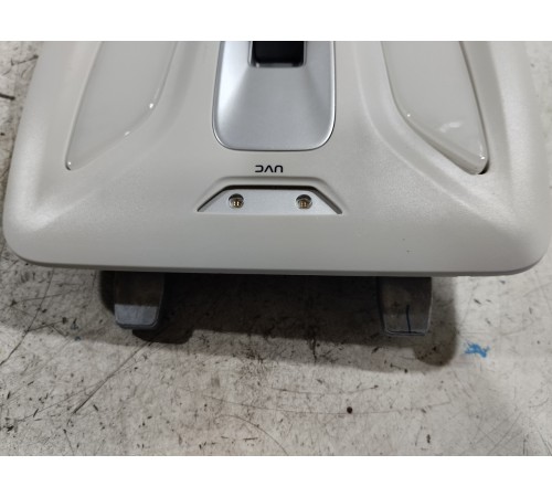 Плафон внутреннего освещения салона передний