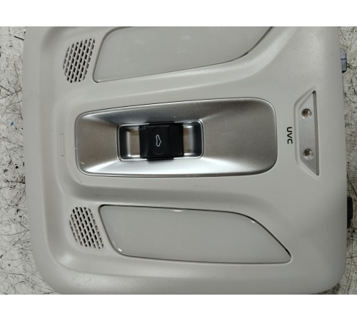 Плафон внутреннего освещения салона передний