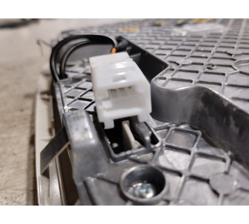 Плафон внутреннего освещения салона передний