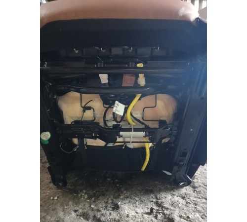 Сиденье переднее левое