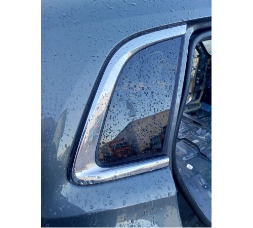 Стекло заднее глухое правое