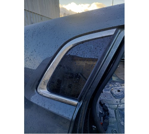 Стекло заднее глухое правое