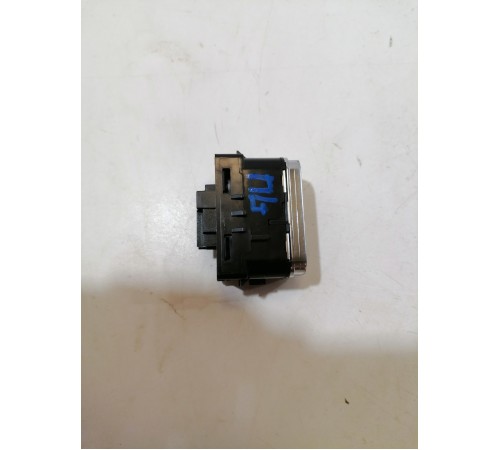 Кнопка открывания крышки багажника