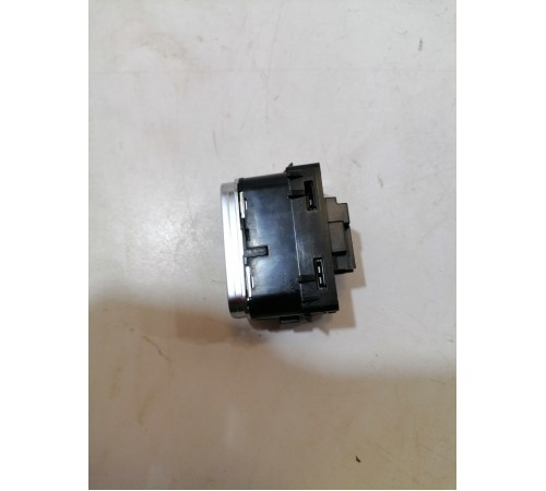 Кнопка открывания крышки багажника