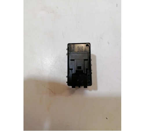 Кнопка открывания крышки багажника