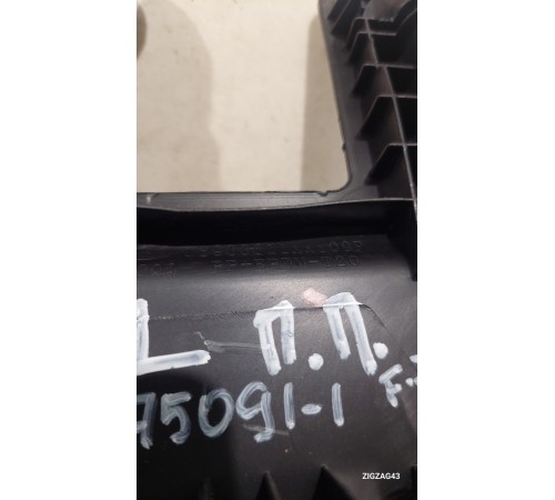 Крышка крепления сиденья передняя левая