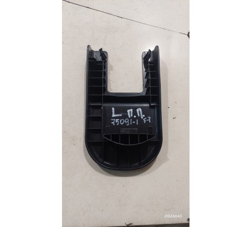 Крышка крепления сиденья передняя левая