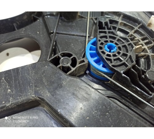 Стеклоподъемник (задний правый)