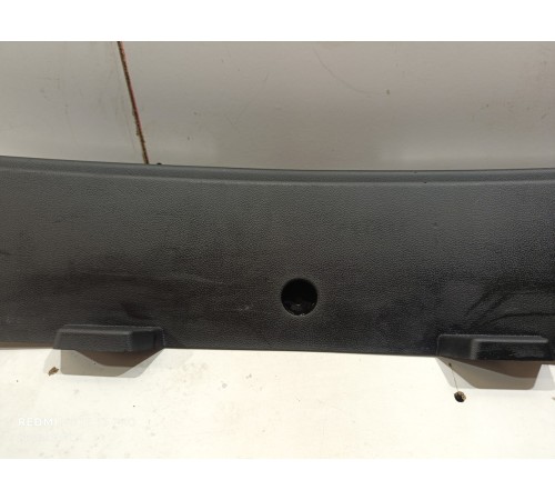 Обшивка задней панели замка багажника