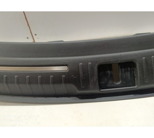 Обшивка задней панели замка багажника