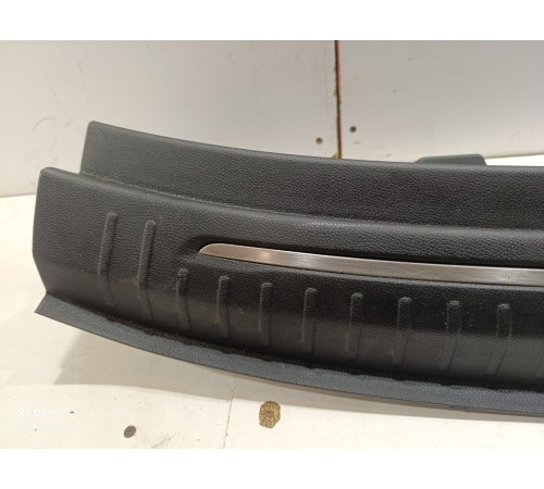 Обшивка задней панели замка багажника