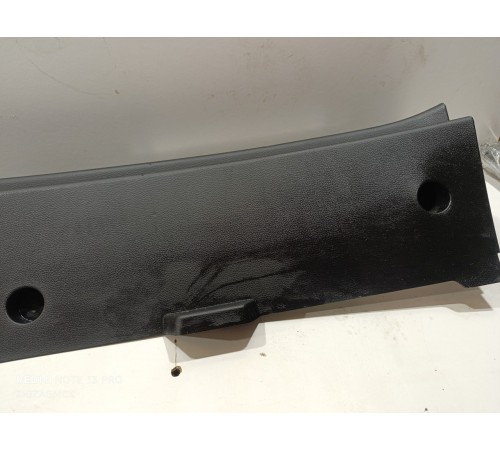 Обшивка задней панели замка багажника