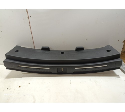 Обшивка задней панели замка багажника