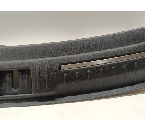 Обшивка задней панели замка багажника