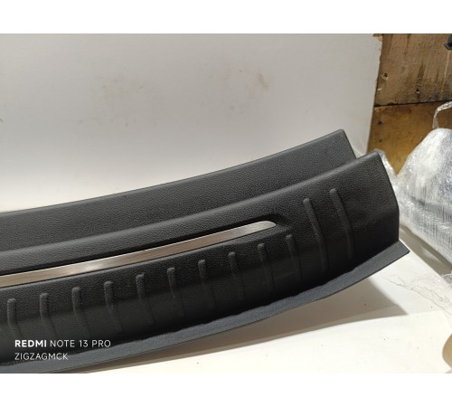 Обшивка задней панели замка багажника