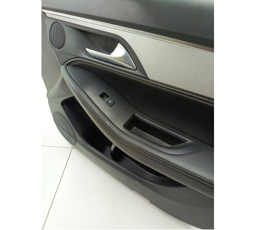 Обшивка двери передняя правая