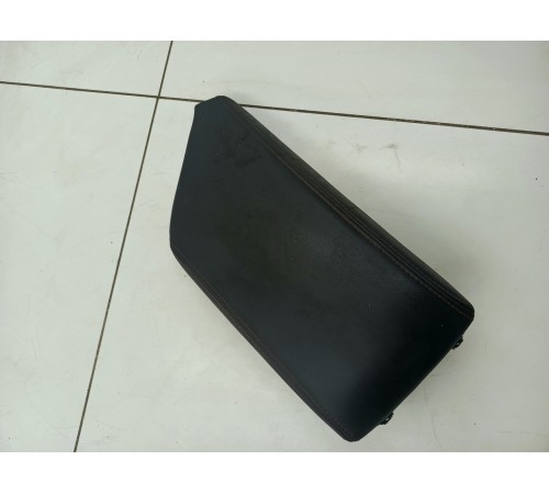 Подлокотник центральной консоли