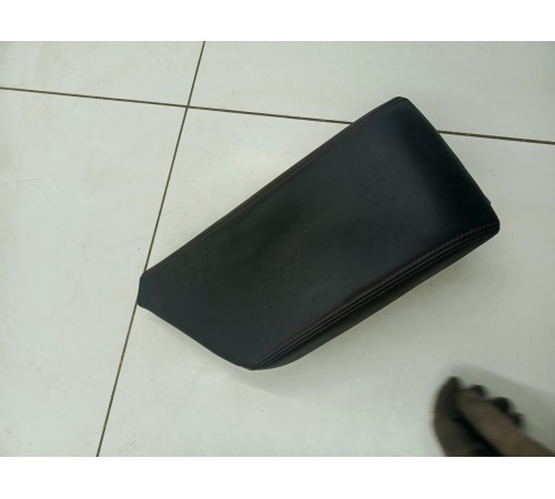 Подлокотник центральной консоли