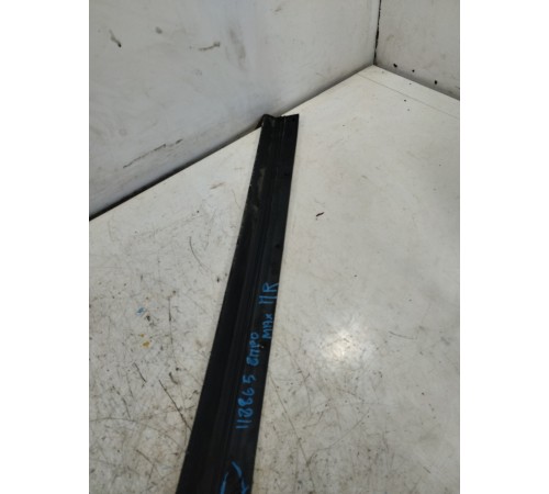 Уплотнитель двери передний правый