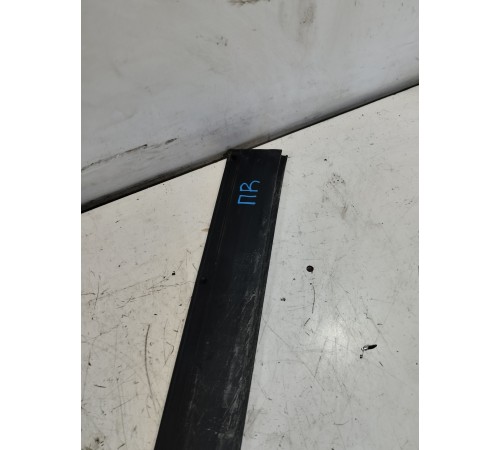 Уплотнитель двери передний правый