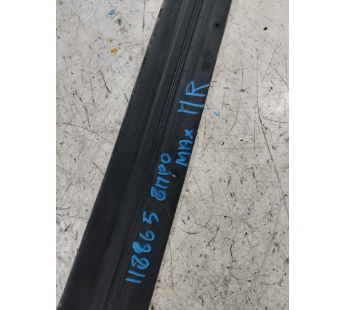 Уплотнитель двери передний правый