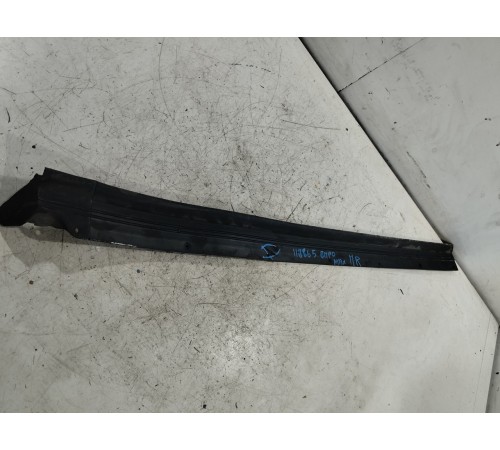 Уплотнитель двери передний правый