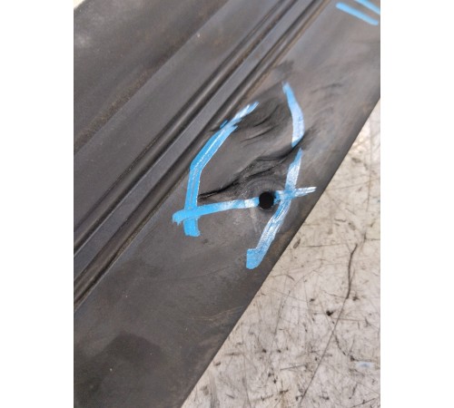 Уплотнитель двери передний правый