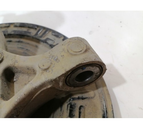 Кулак поворотный передний правый