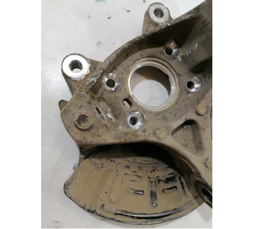 Кулак поворотный передний правый