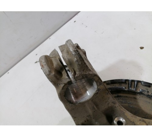 Кулак поворотный передний правый