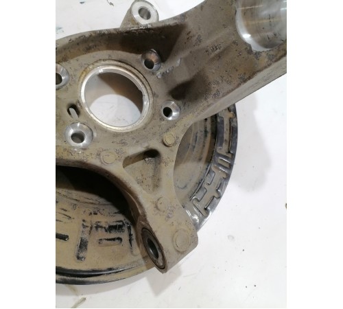 Кулак поворотный передний правый