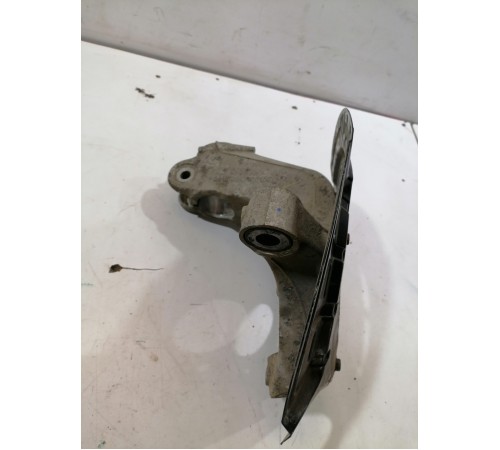 Кулак поворотный передний правый