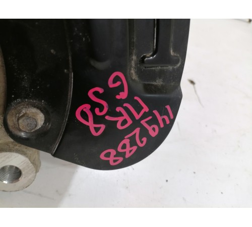 Кулак поворотный передний правый