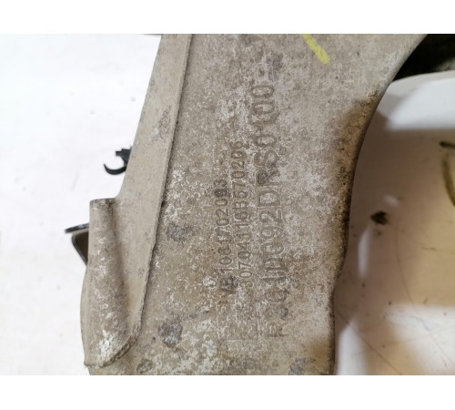 Кулак поворотный передний правый