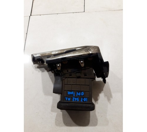 Воздушный дефлектор передний левый