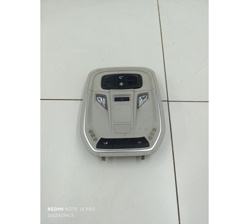 Плафон внутреннего освещения салона передний