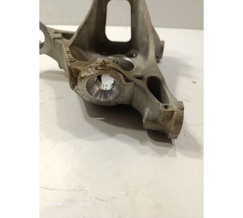 Кулак поворотный передний левый