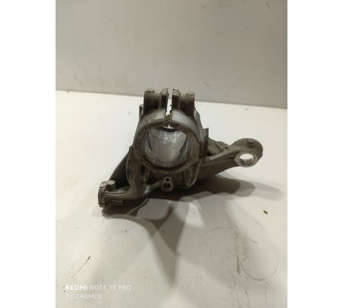 Кулак поворотный передний левый