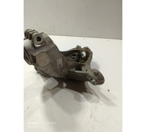 Кулак поворотный передний левый