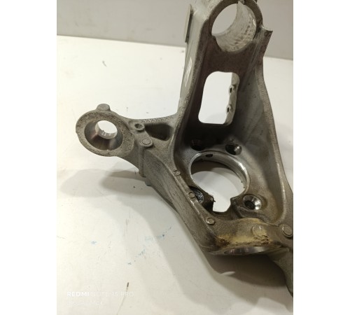 Кулак поворотный передний левый