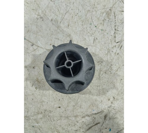 Болт крепления запасного колеса