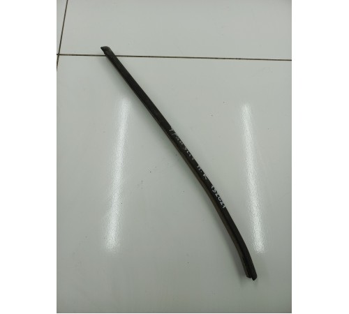 Уплатнитель стекла передний правый 