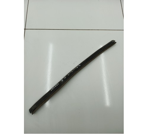 Уплатнитель стекла передний правый 